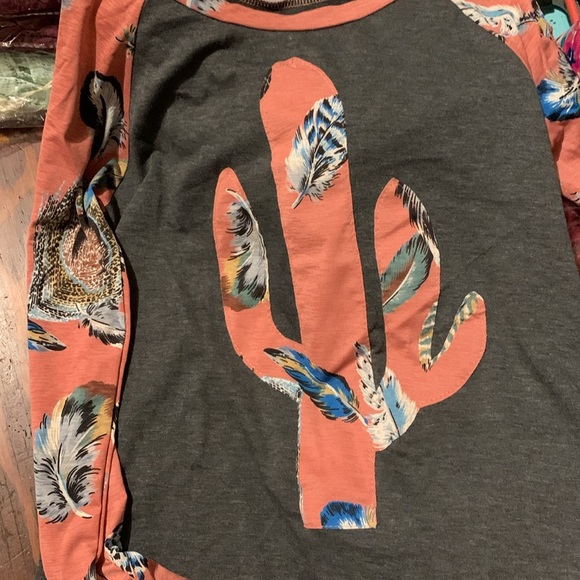 Feathers & Cactus Raglan Top - Picture 7 of 7